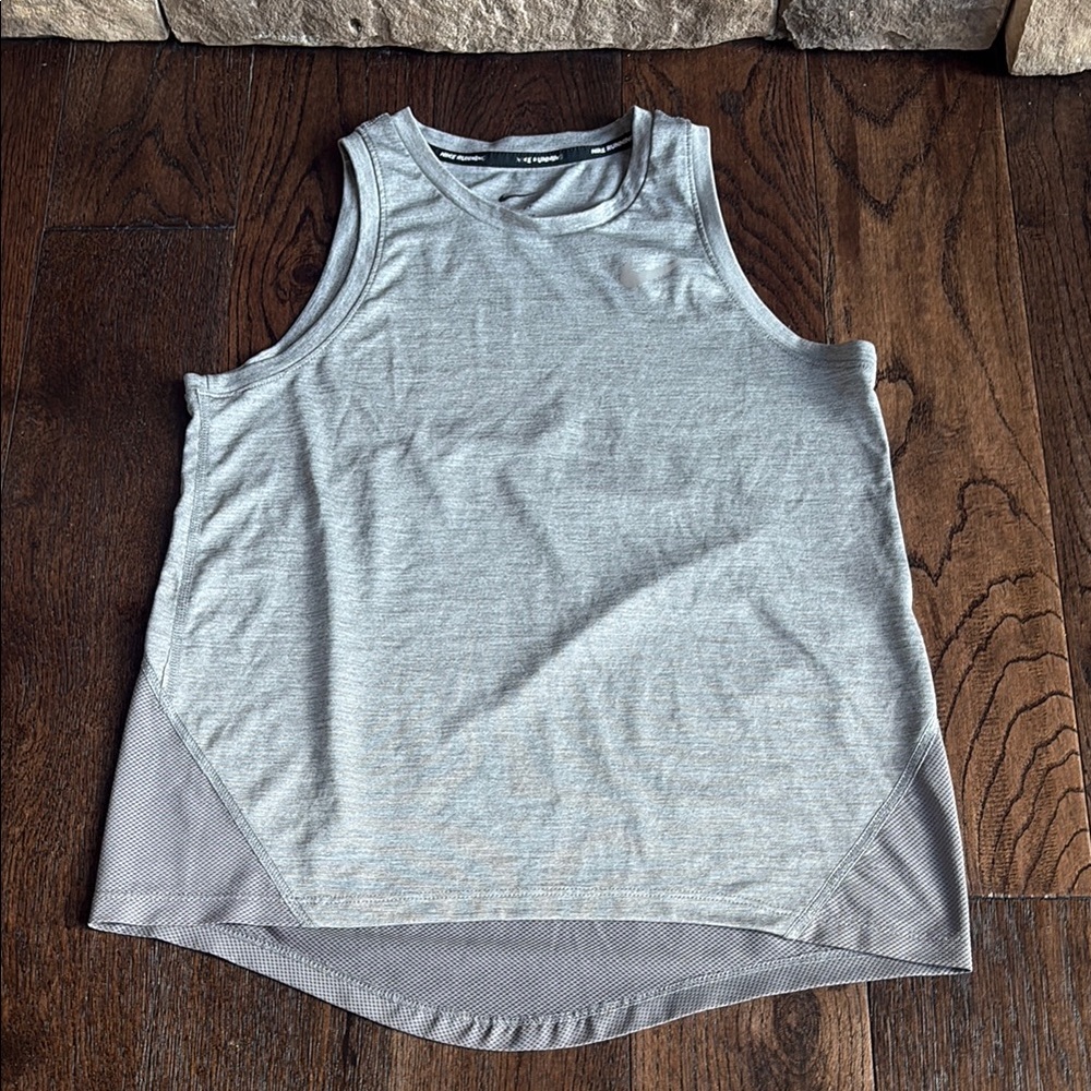 Nike Gray Sleeveless Tank Top size small
